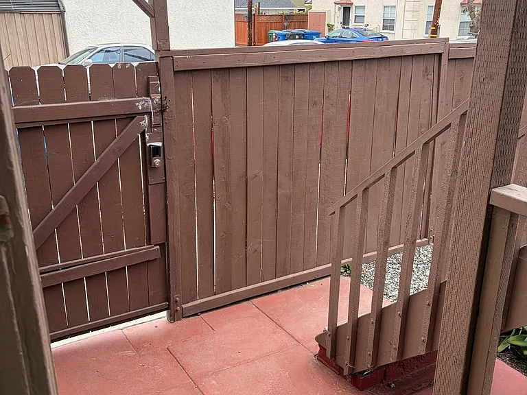 70 Roswell Ave — Photo 23