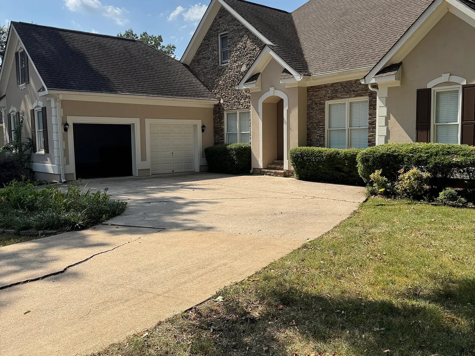 3 bed, 2280 sqft, $2,400 — Photo 2