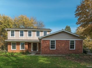 2832 Ravinewood Dr, Commerce Township, MI 48382