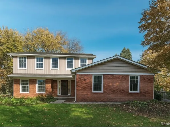 2832 Ravinewood Dr, Commerce Township, MI 48382