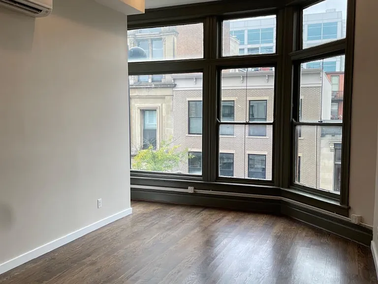312 W 4th St #304 — Photo 9
