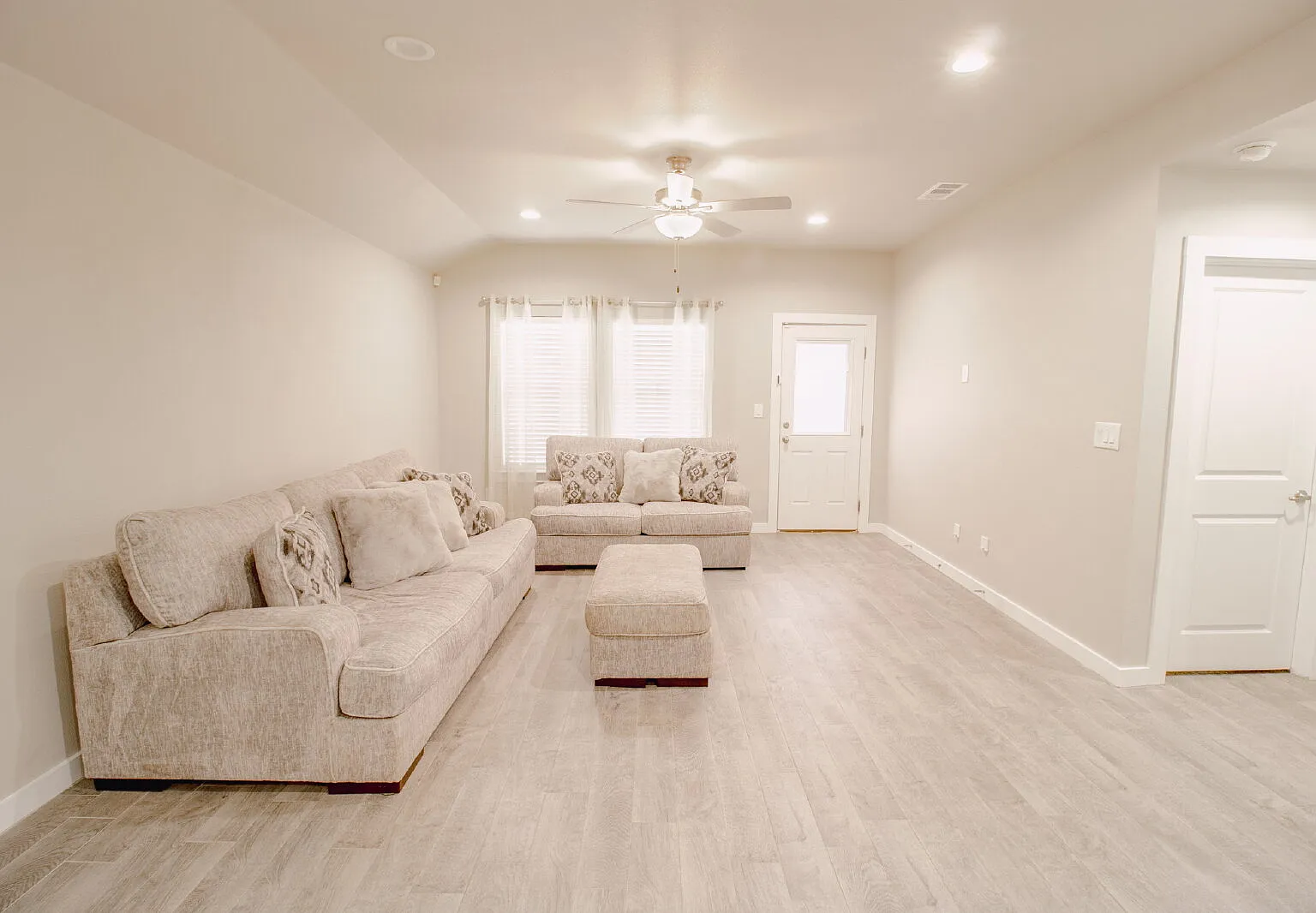 3 bed, 2.0 bath, 1489 sqft, $1,700 — Photo 3