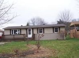 1737 Rosalyn Dr, Mineral Ridge, OH