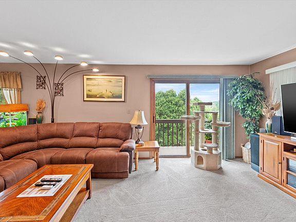 4th image of 18930 Hiview Dr #18940