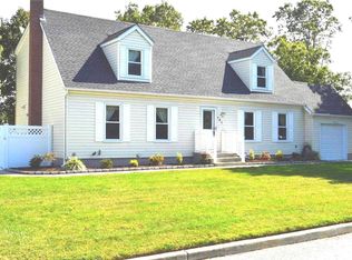121 10th Ave, Holtsville, NY 11742