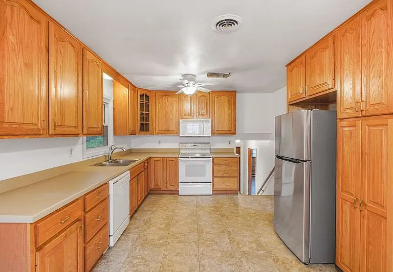 408 Deerwood Dr — Photo 9