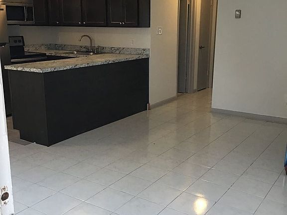 2nd image of 320 Ashlawn Dr #9613282