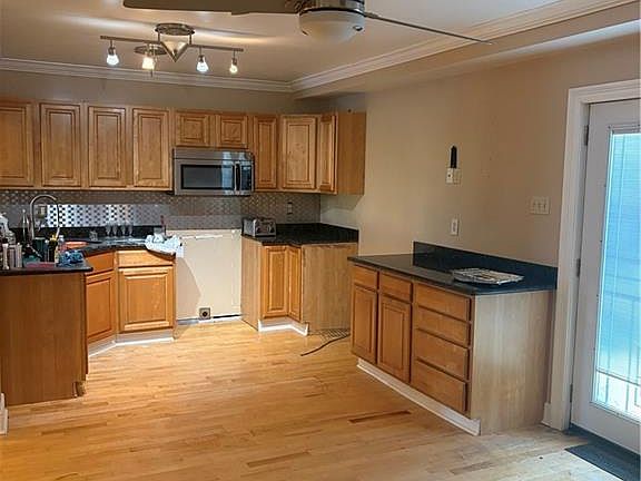 5th image of 4940 Eastview Dr