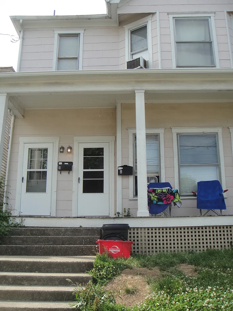 205 1/2 Montgomery — Photo 2