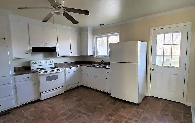 304 Wind Ave NW — Photo 8