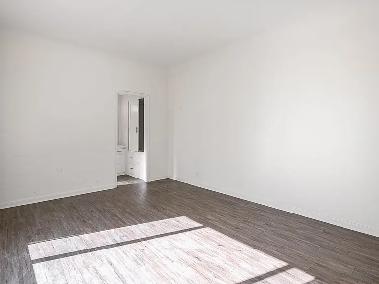 1848 N Mariposa Ave — Photo 2