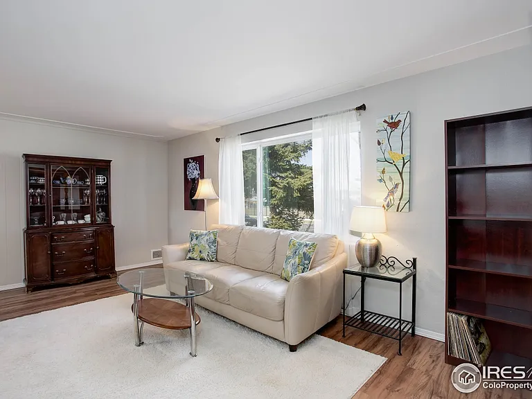 690 W Elmhurst Pl — Photo 7