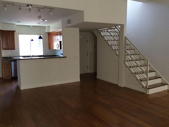 4th image of 12216 Moorpark St