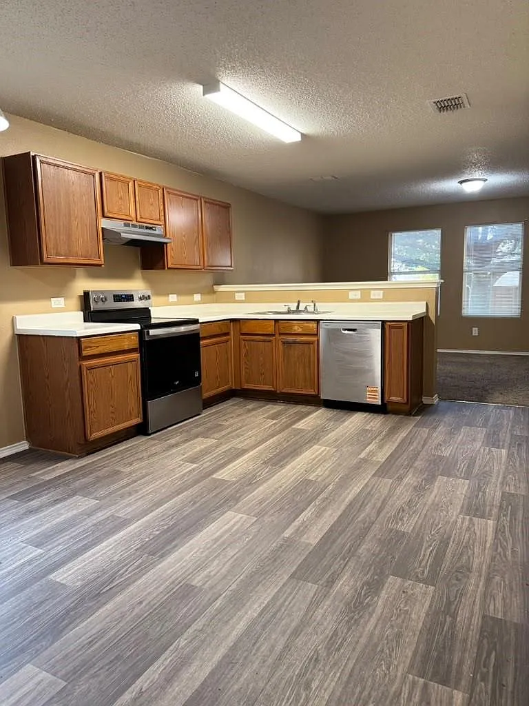 3 bed, 2.0 bath, $1,900 — Photo 4