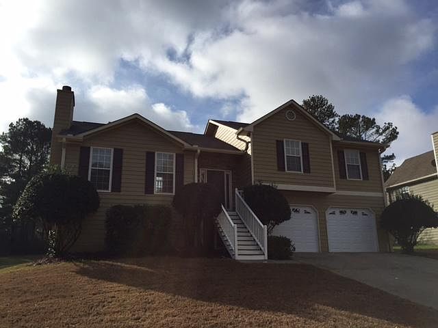 Front elevation with large yard both front and back