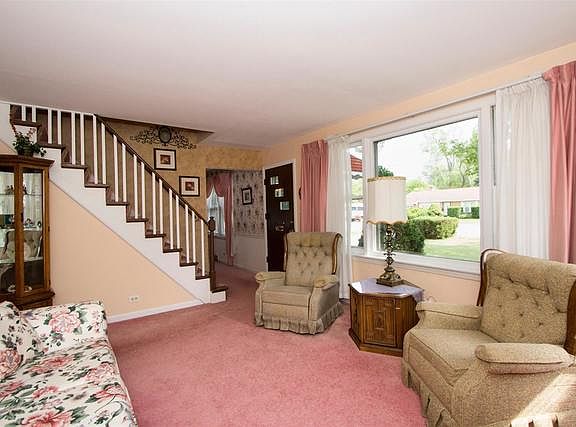 3rd image of 10112 Dickens Ave