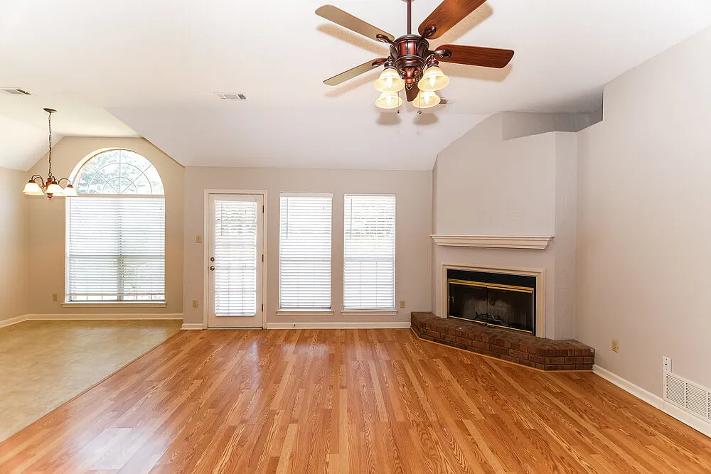 3 bed, 2.0 bath, 1433 sqft, $1,895 — Photo 3