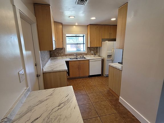 5th image of 443 Daisy Ave