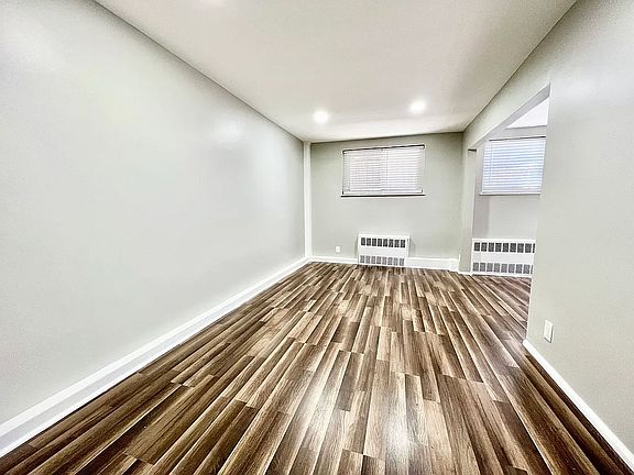 5th image of 21-08 Hoyt Ave S #1