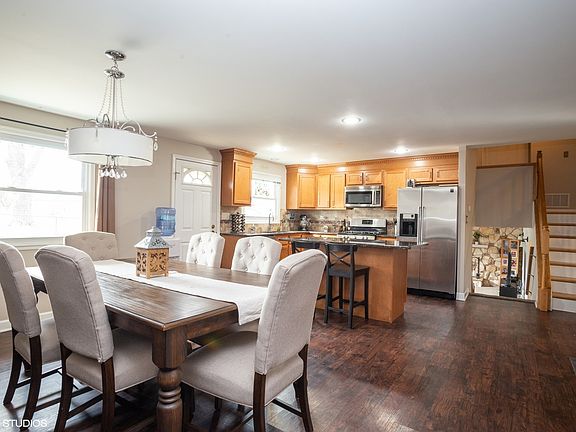 3rd image of 523 Boxwood Dr