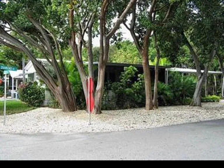 900 S Emerald Dr — Photo 3