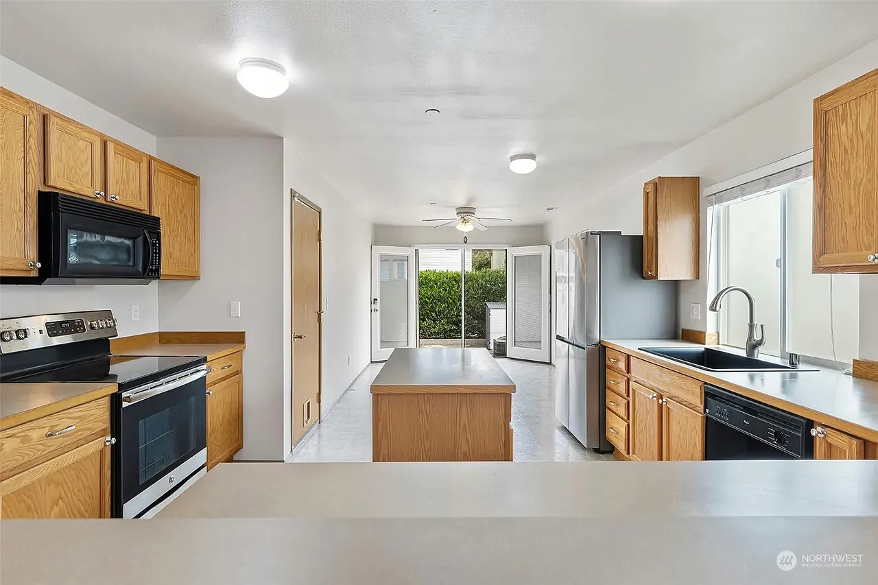 3 bed, 1462 sqft, $2,995 — Photo 3