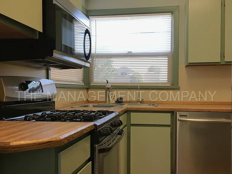 576 Addison Ave W — Photo 12