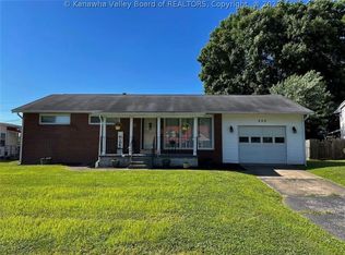 809 Sycamore St, Ravenswood, WV 26164