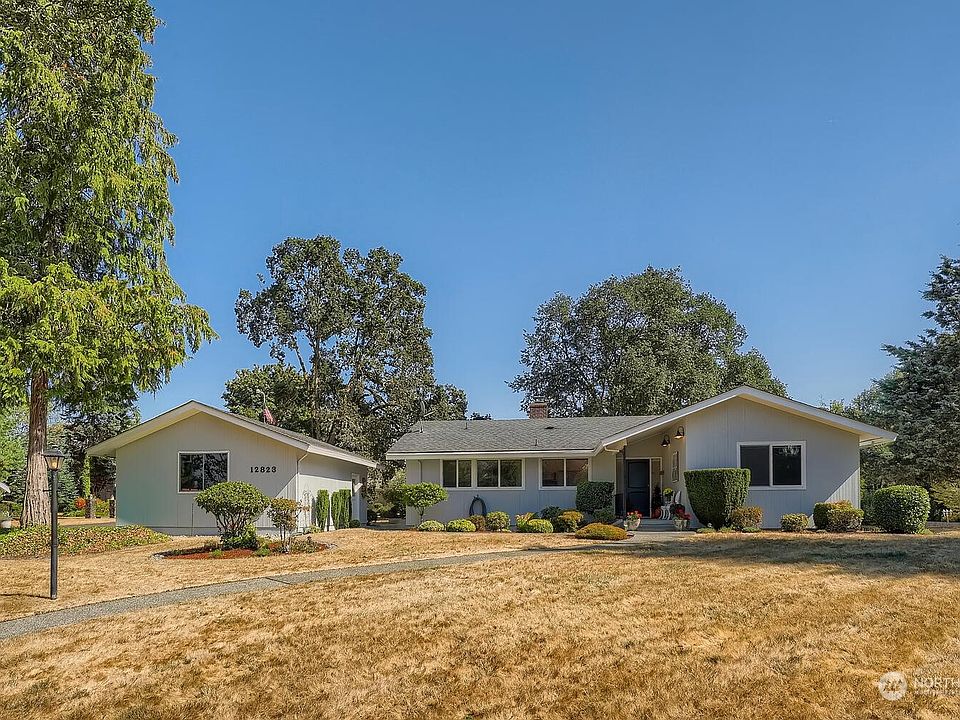 Meticulously maintained one-level home is situated on a beautifully landscaped one-acre parcel!>