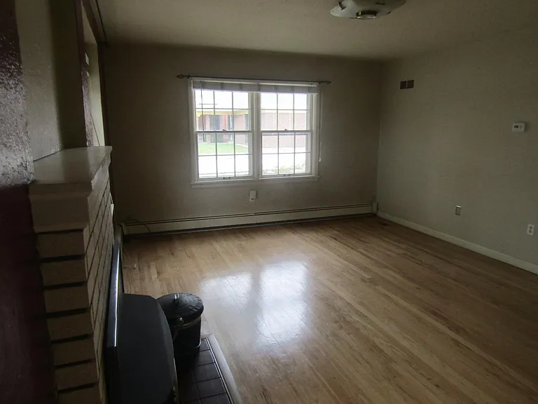396 Richardson Ave — Photo 2