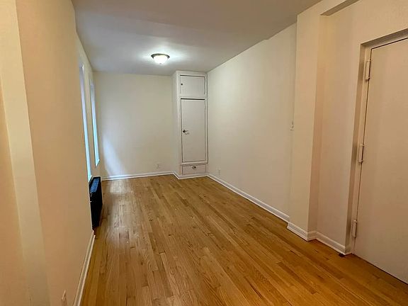 3rd image of 198 Elizabeth St #16B