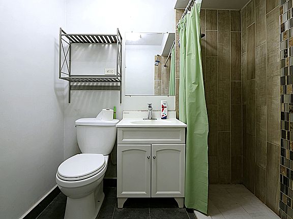 5th image of 1109 Holiday Ln APT 2