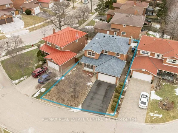 796 Buckingham Ct, Mississauga, ON L5C 4M3