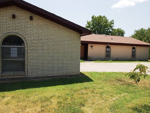 3rd image of 410 W McLennan Ave