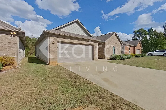 3 bed, 2.0 bath, 1801 sqft, $1,895 — Photo 2