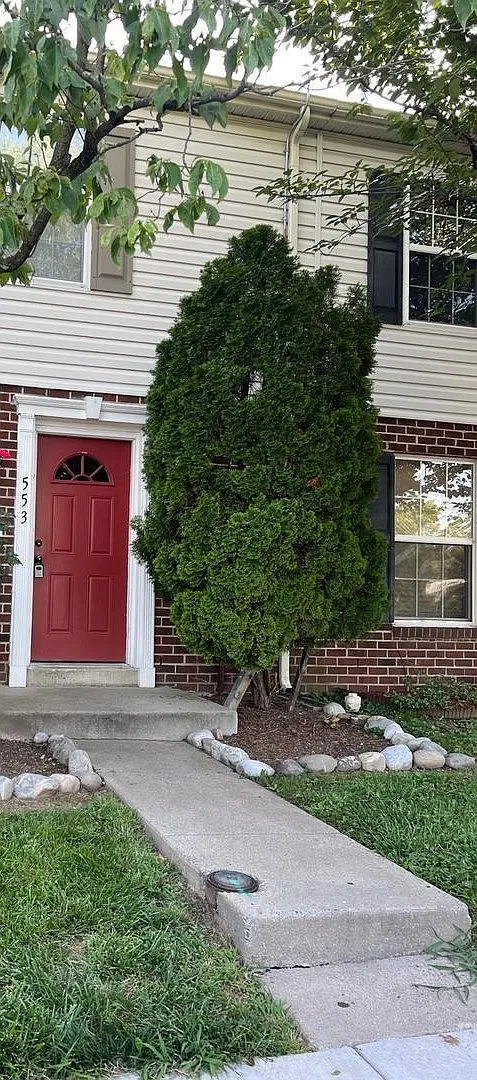 3 bed, 1.5 bath, 1024 sqft, $2,095 — Photo 1
