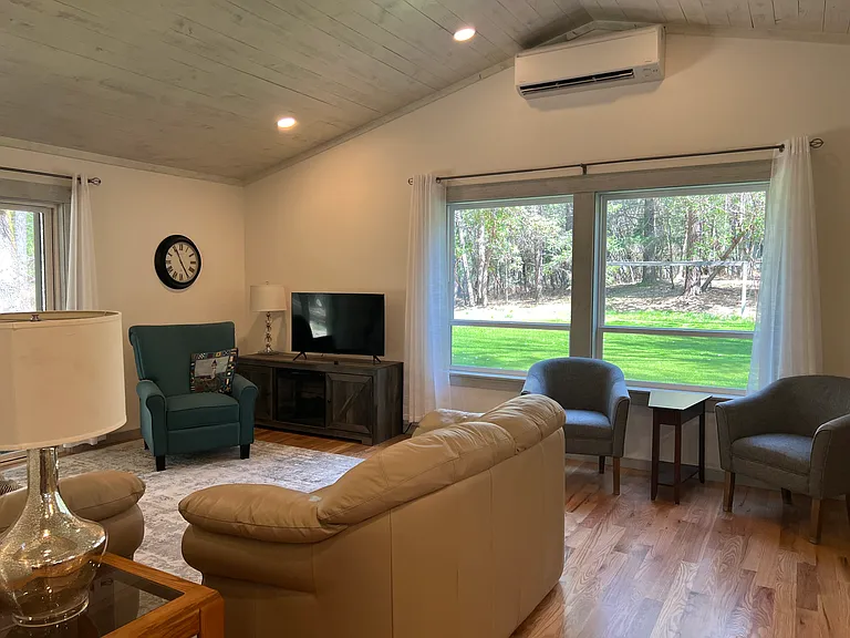310 Jaynes Dr — Photo 3