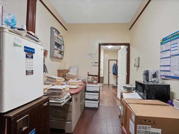 1670 Putnam Avenue image 9 of 10