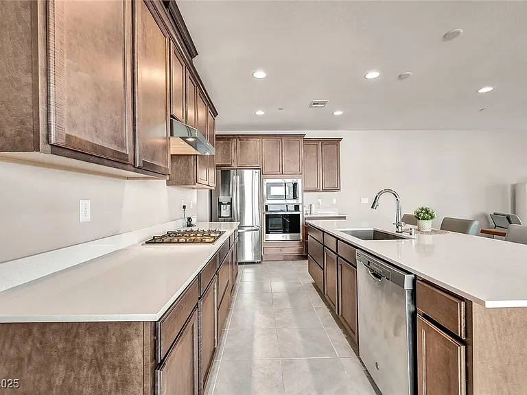 1012 E Sunset Rd — Photo 32