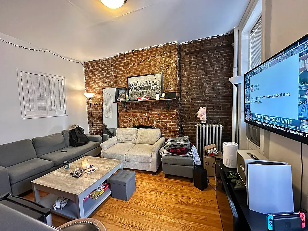 Building Photo - 368 W 46th St #4F
