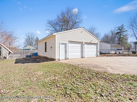 3rd image of 340 Lamb St