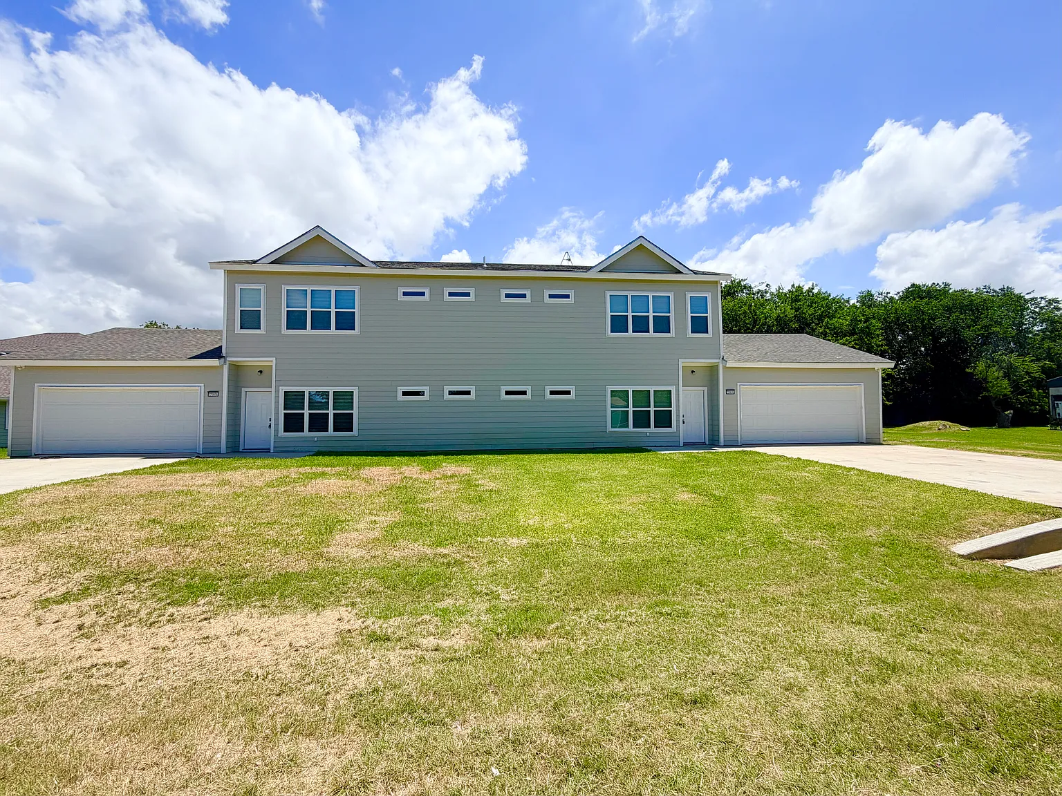 3 bed, 2.5 bath, 1942 sqft, $2,095 — Photo 1