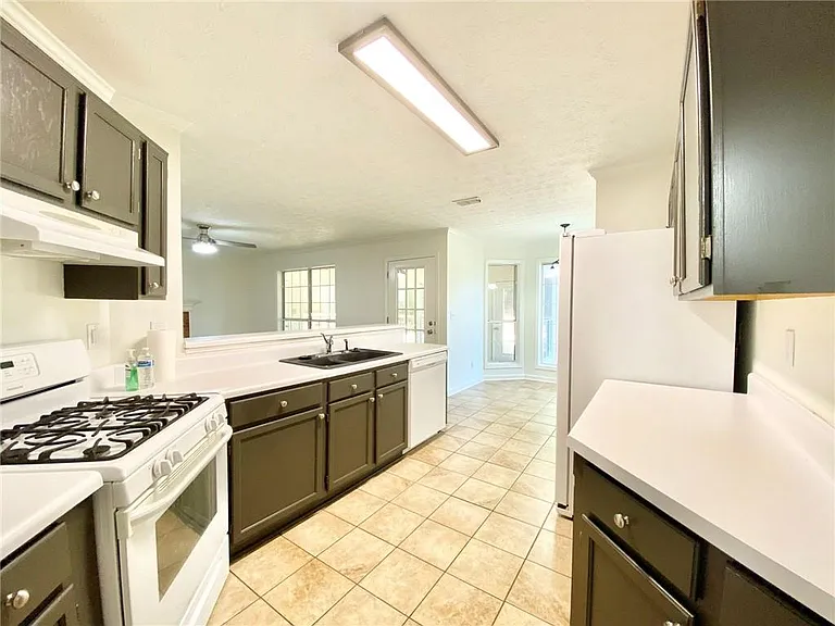 640 Suwanee Lakes Cir — Photo 13