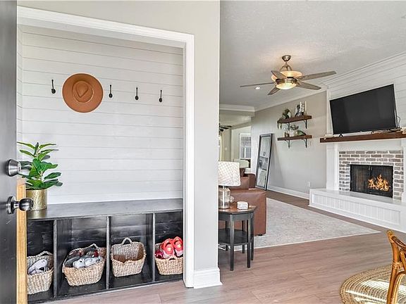3rd image of 2521 Long Branch Dr