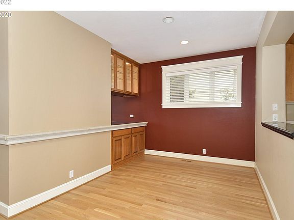 5th image of 1381 NE Market Dr