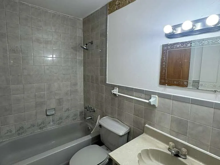 1130 W 37th St #7 — Photo 8