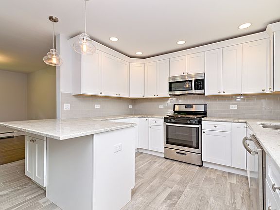 5th image of 2018 E Woodview Dr