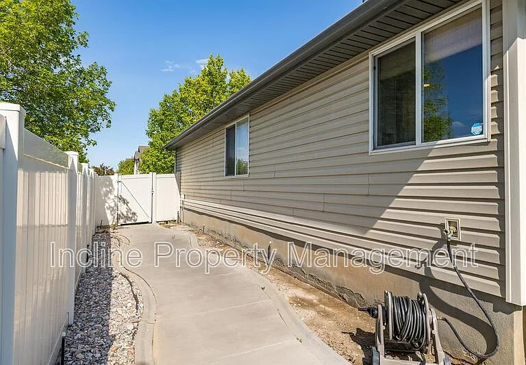 702 Durham Dr — Photo 4