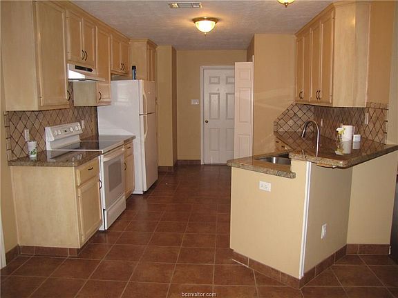 4th image of 2404 Westwood Main Dr
