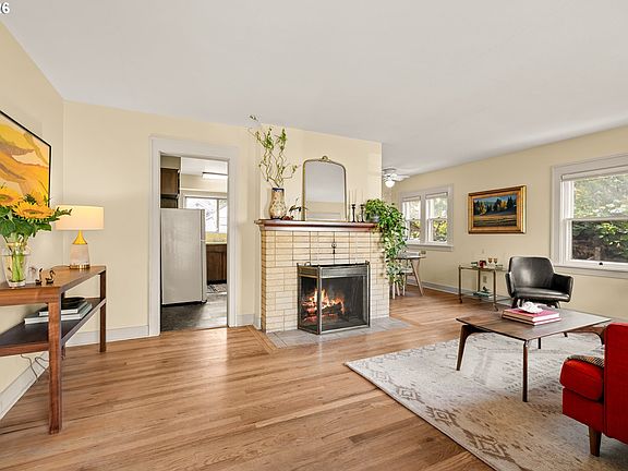 5th image of 2144 N Willamette Blvd